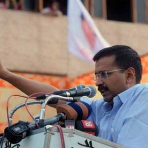 Kejriwal dares BJP to arrest Sonia Gandhi in chopper scam
