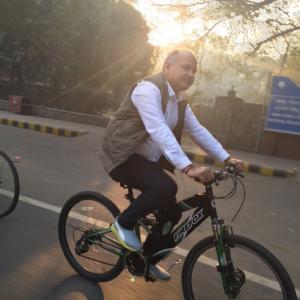 SPOTTED! Delhi Deputy CM cycling during odd-even plan