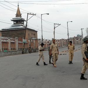 Curfew re-imposed in Kashmir; schools, mobile network shut