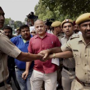 High drama as 52 AAP MLAs march to PM residence, detained