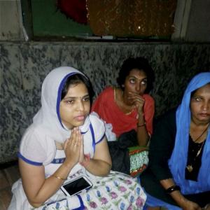 Trupti Desai gets entry into Haji Ali, offers prayers