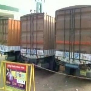 Trucks with Rs 570 crore cash stopped in Tamil Nadu