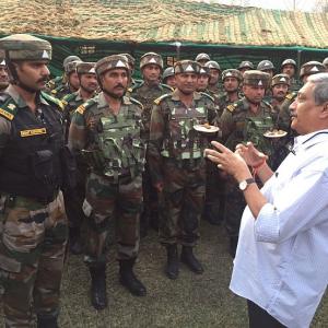 Parrikar visits Uri, reviews troop preparedness