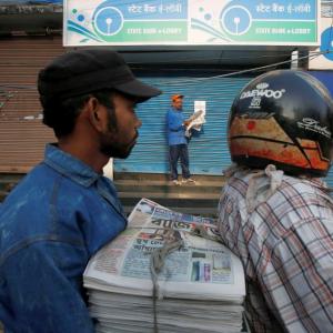 Mamata visits banks, ATMs, demands rollback of 'black policy'