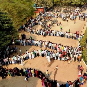Day 4: India continues to stand in queue as banks work on Sunday