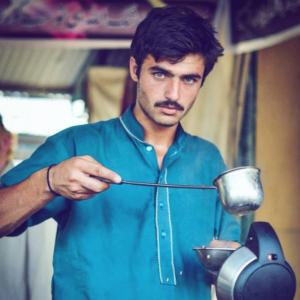 This blue-eyed Pakistani chaiwalla is giving us major feels!