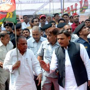 Akhilesh meets Mulayam; aides say too late for patch-up