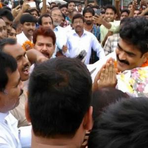 200 cars of Shahabuddin's convoy pass toll plaza without paying