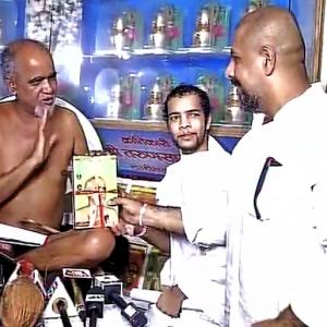 Dadlani gives a coconut to Jain monk Tarun Sagar, then apologises