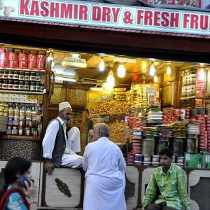 Markets open as curfew ends in Kashmir