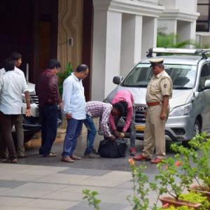 I-T raids on K'taka minister continue for 2nd day, Rs 15cr cash seized