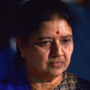 SC seals Sasikala's fate in 8 minutes, sends her to prison