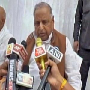Mulayam defends Akhilesh, says no one responsible for SP's defeat