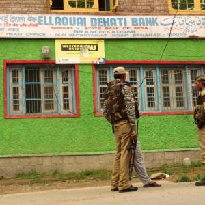 Terrorists loot Rs 65,000 from Kulgam bank