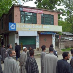 2 banks looted in 2 hours in Kashmir's Pulwama