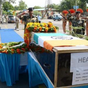 Martyred BSF jawan cremated after Adityanath speaks to family