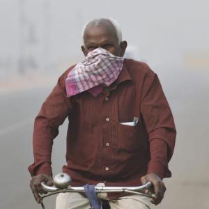 Toxic smog continues to chokes Delhi