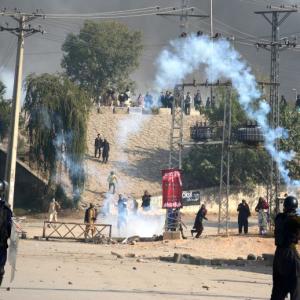 6 dead, 200 injured in clashes between Pak police, protesters
