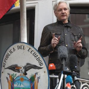 Assange loses legal bid to overturn UK warrant