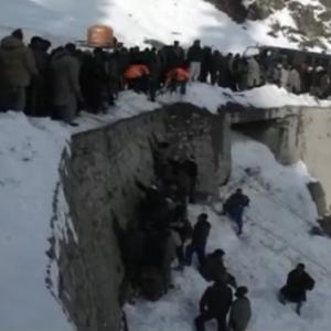 11 bodies recovered from avalanche site in Kashmir