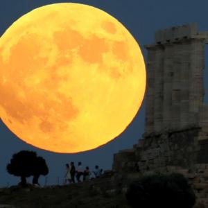 'Blood moon' dazzles skywatchers around the world