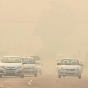 Thick haze engulfs Delhi, air quality remains 'severe'
