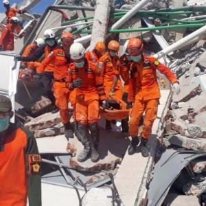 832 killed in Indonesia quake, tsunami; toll could rise to 'thousands'
