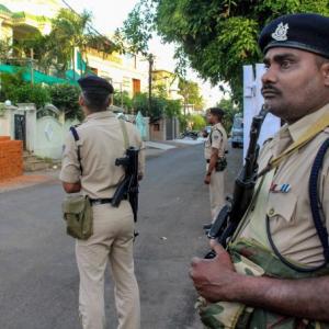 Taxmen raid houses of Kamal Nath's aides; cops clash