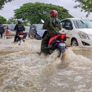 Flood situation grim in Maha, Kerala; 15 dead