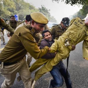 Cong protests against cops manhandling Priyanka Gandhi