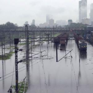 Heavy downpour brings Mumbai to a halt, 28 killed
