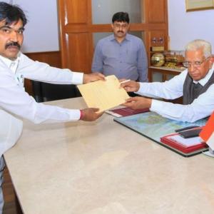 K'taka crisis: Minister resigns, to support BJP