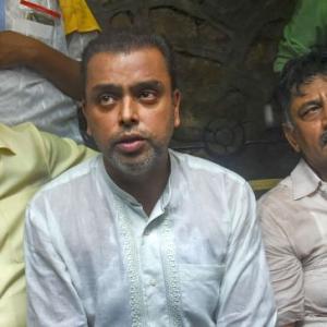 Drama outside Mumbai hotel as Shivakumar detained