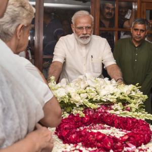 PHOTOS: Modi, Pranab, Sonia pay tribute to Sheila