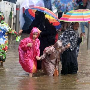 3 dead as heavy rains lash Mumbai; traffic affected