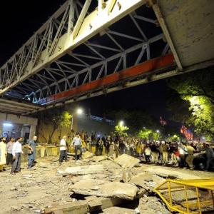 6 dead, 31 injured as foot overbridge collapses in Mumbai