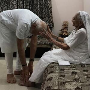 PM seeks his mother's blessings after poll victory