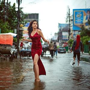 Girl strikes a pose in flooded Patna, breaks internet