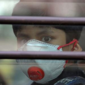 Delhi residents 'feeling suffocated' due to bad air