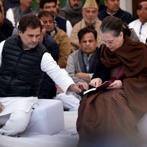 Several Cong leaders back Gandhi family for top post