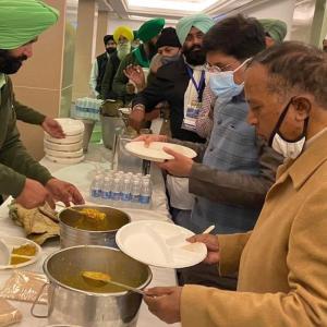 Union ministers share farmers' langar food during meet