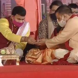 Kejriwal takes part in Diwali puja at Delhi temple