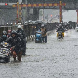 Mumbai drenched in rain; 5 NDRF teams on standby