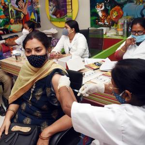 Govt stops registration of medics for vaccination