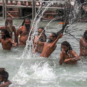Thousands gather for Kumbh as India fights Covid surge