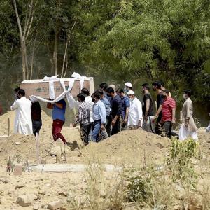 COVID: Delhi crematoriums, graveyards overflowing