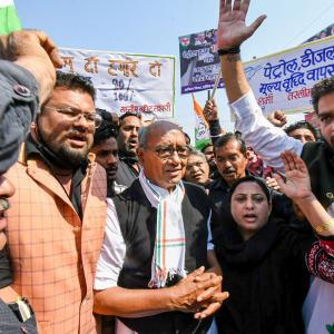Cong holds nationwide protests over rising fuel prices