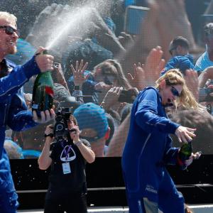 Richard Branson completes spaceflight in his own ship