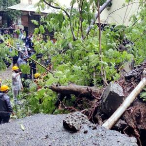 Heavy rains lash Maha, Konkan railway suspends ops