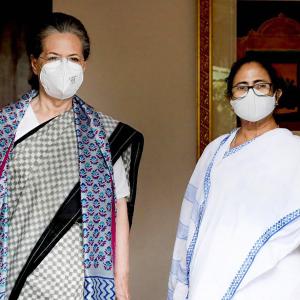 Mamata's Delhi visit jolts Gandhis